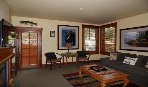 Jackson Apartment | 535 Snow King Loop