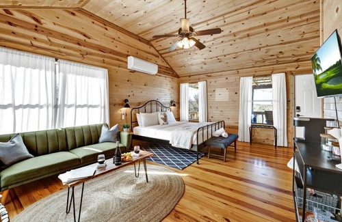 Fredericksburg Cabin | 54 m² Cabin ∙ 1 bedroom ∙ 2 guests