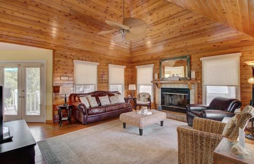 Pelican Bay House | 54 Pelican Bay by AvantStay Steps from Beach Community Pool