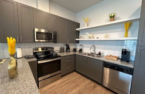 Pflugerville Apartment | 55 Cozy King w Resort Amenities