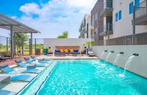 Pflugerville Apartment | 55 Cozy King w Resort Amenities