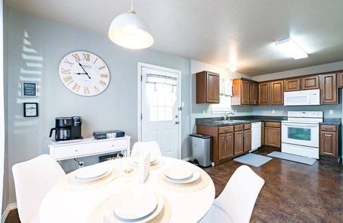 Sherman House | 55% Monthly special price W 4rooms W 3 fullbath W walk to College