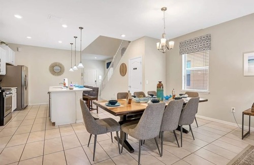 Loughman House | 5548 Upstairs King Suite + Walk-In Shower