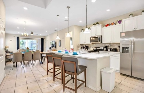 Loughman House | 5548 Upstairs King Suite + Walk-In Shower