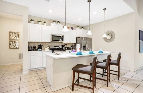 Loughman House | 5548 Upstairs King Suite + Walk-In Shower