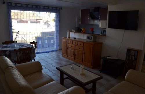 Villeneuve-les-Beziers Apartment | 55m² apartment in quiet residence with swimming pool.