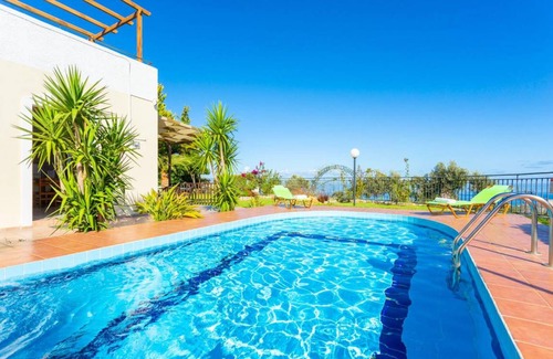 Maroulas Villa | 595 m² Villa ∙ 10 bedrooms ∙ 24 guests