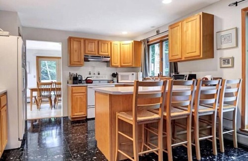 Belgrade House | 5BED HOUSE-HOT TUB, SAUNA, POOL TABLE, FIRE PIT, 3+ LG TV, PRIVATE LAKE FRONTAGE