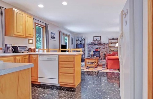 Belgrade House | 5BED HOUSE-HOT TUB, SAUNA, POOL TABLE, FIRE PIT, 3+ LG TV, PRIVATE LAKE FRONTAGE