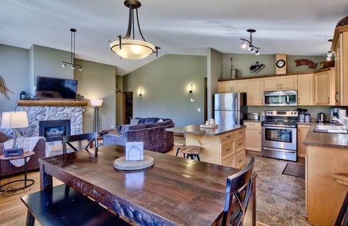 Fairways Ski Chalet | 5BR/3BA Ski Chalet: Ski In/Hot Tub/Amazing Views!