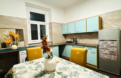 Liesing Apartment | 5BR Apt For 10 Walk to Kaufpark Alterlaa