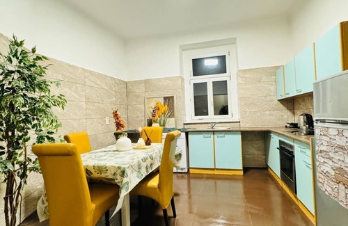 Liesing Apartment | 5BR Apt For 10 Walk to Kaufpark Alterlaa