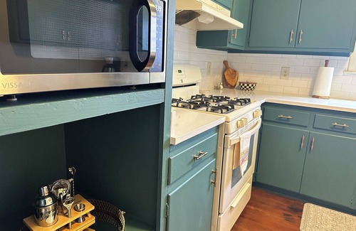 West Riverside House | 5BR Beautifully Restored Historic New Orleans Home-Privacy Gate & Screened Porch