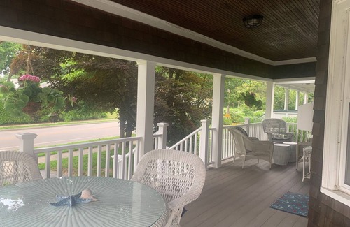 New London House | 5BR Charming Beach House with PRIVATE beaches in beautiful Neptune Park!