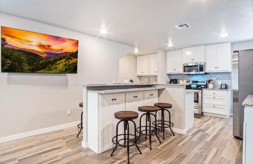 Central Oklahoma City House | 5br Ensuite Baths Hot Tub Near Lake Hefner #co