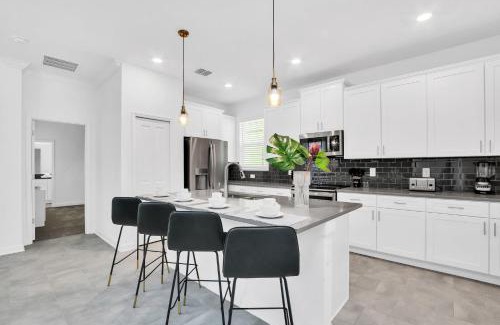 Campbell House | 5BR Family Haven Near Disney with Private Pool