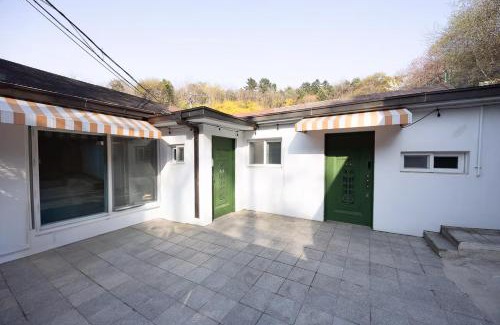 Jung-gu House | 5BR Family House, Myeongdong 7 minutes, Gwanghwamun 10 minutes, Namsan view, Patio