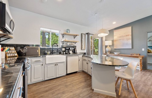 Central Oklahoma City House | 5BR Getaway | 10 Mins to OKC State Fair | Hot Tub, Patio, Lounge #MR