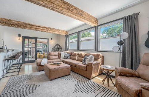 Northwest Arvada House | 5br Getaway W Spa Pool, Movie Theater & Arcade