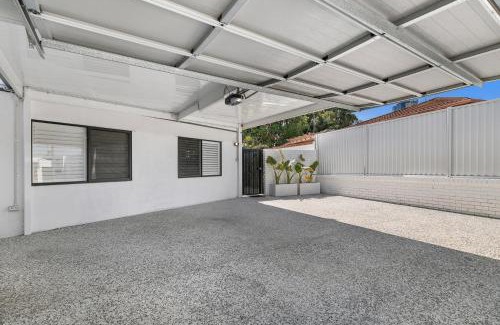Mermaid Waters Villa | 5BR Mermaid Waters Luxury Home