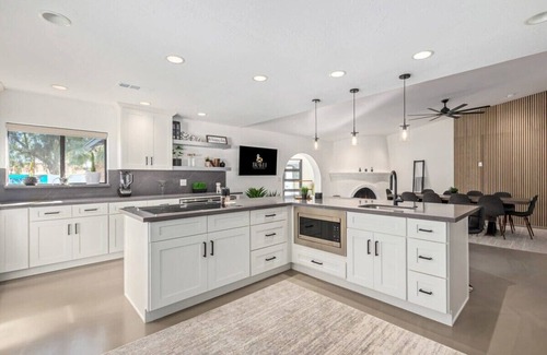 Chandler House | 5BR Resort-Style Oasis|2 Primary's|Cabana|GameRoom
