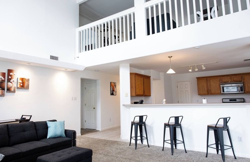 Manor House | 5BR Spacious Modern Luxury Home + Garage