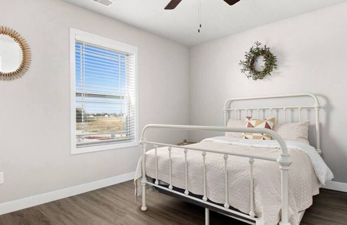 Orange Prairie Apartment | 5C · Urban Oasis - Grand Prairie - 15min OSF & Downtown