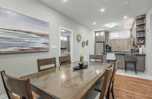 Cooksville Apartment | 5min China Town, 15min YYZ Airport, 20min CN Tower, 60min Niagara Falls