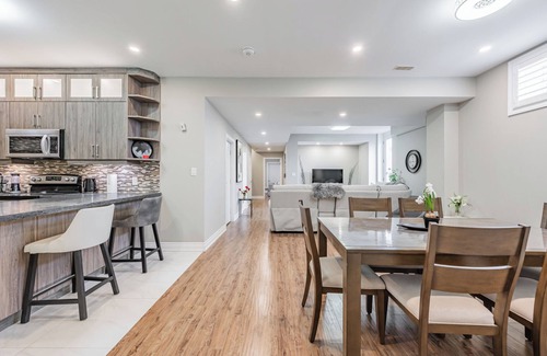 Cooksville Apartment | 5min China Town, 15min YYZ Airport, 20min CN Tower, 60min Niagara Falls