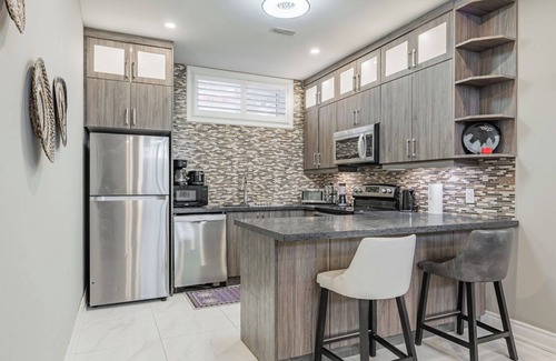 Cooksville Apartment | 5min China Town, 15min YYZ Airport, 20min CN Tower, 60min Niagara Falls