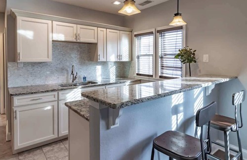 Rockford Apartment | 5min to DT | Pets | Free Parking | Smart TV | Desk