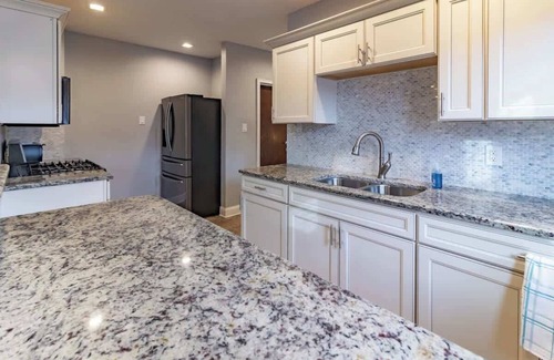 Rockford Apartment | 5min to DT | Pets | Free Parking | Smart TV | Desk