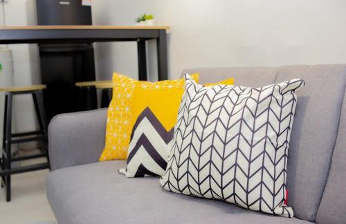 Taman Desa Tebrau Apartment | 5min walk to Tebrau ÆON Mall 1-5pax Free Netflix