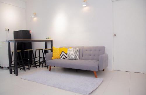 Taman Desa Tebrau Apartment | 5min walk to Tebrau ÆON Mall 1-5pax Free Netflix