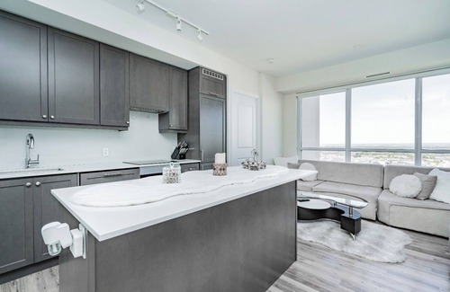 Vaughan Condo | 5min walk to Vaughan mill’s mall and many restaurants.5 min drive to wanderland.