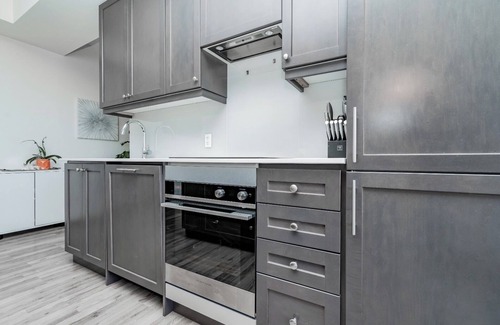 Vaughan Condo | 5min walk to Vaughan mill’s mall and many restaurants.5 min drive to wanderland.