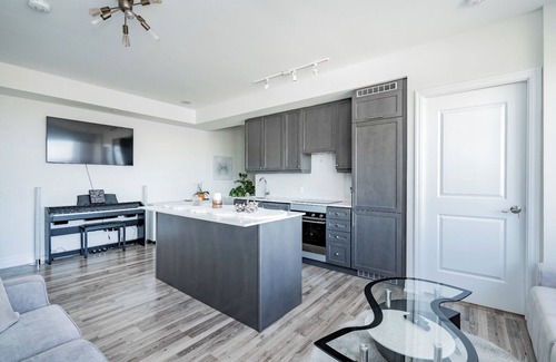 Vaughan Condo | 5min walk to Vaughan mill’s mall and many restaurants.5 min drive to wanderland.