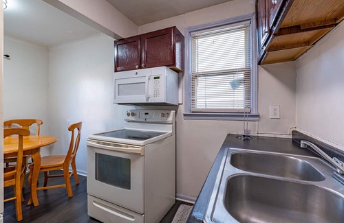 Detroit House | 5mins Drive to Detroit Zoo 3 bedrooms 2 full bath