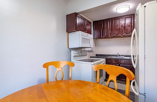 Detroit House | 5mins Drive to Detroit Zoo 3 bedrooms 2 full bath