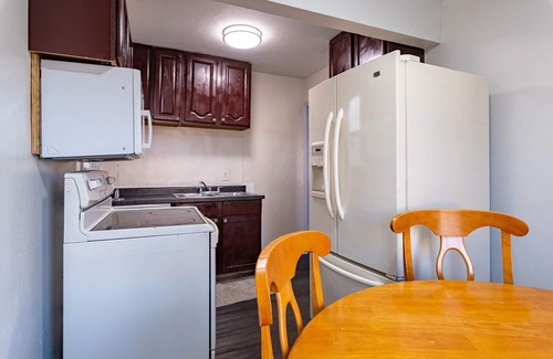 Detroit House | 5mins Drive to Detroit Zoo 3 bedrooms 2 full bath