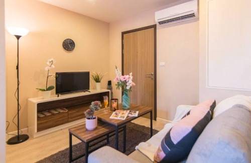 Khlong Toei Condo | 5mins taxi to BTS, near Ekkamai, 2Rooms for 2-3PPL , Khet Khlong Toei