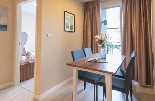 Khlong Toei Condo | 5mins taxi to BTS, near Ekkamai, 2Rooms for 2-3PPL , Khet Khlong Toei