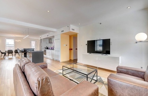 Chinatown Apartment | 5mn place des arts, spacious top floor apartment with parking space