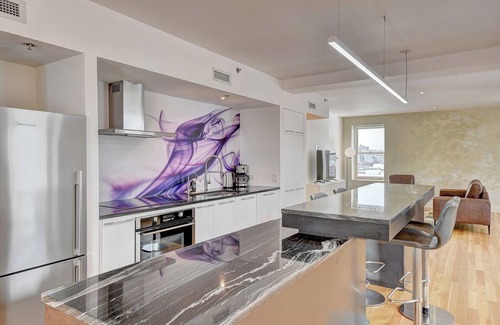 Chinatown Apartment | 5mn place des arts, spacious top floor apartment with parking space