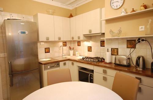 8th Arrondissement Apartment | 5mn to Champs Elysées, 1077sq.f apartment, 02 bedrooms, 02 BR, 02 WC, elevator