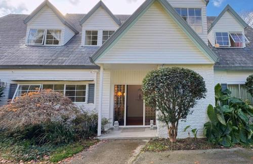 Tamahere House | 5Rooms life-style in City—“Golden Harvest Retreat”