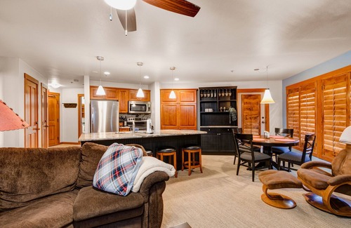 Salt Lake Mountain Resorts Condo | 5th-floor condo with balcony, W/D, heated pool, hot tub, lockers, game room, gym