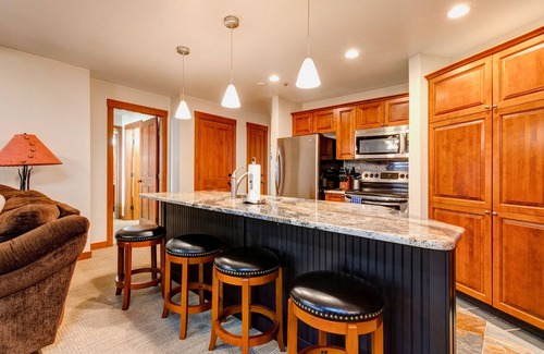 Salt Lake Mountain Resorts Condo | 5th-floor condo with balcony, W/D, heated pool, hot tub, lockers, game room, gym