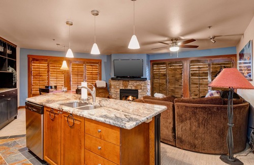 Salt Lake Mountain Resorts Condo | 5th-floor condo with balcony, W/D, heated pool, hot tub, lockers, game room, gym