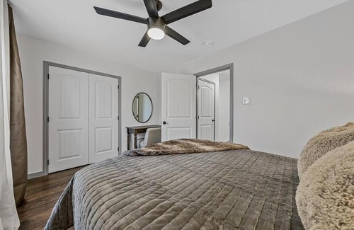 Waco House | 5th St Getaway w Sauna Hot tub Firepit & Game Room